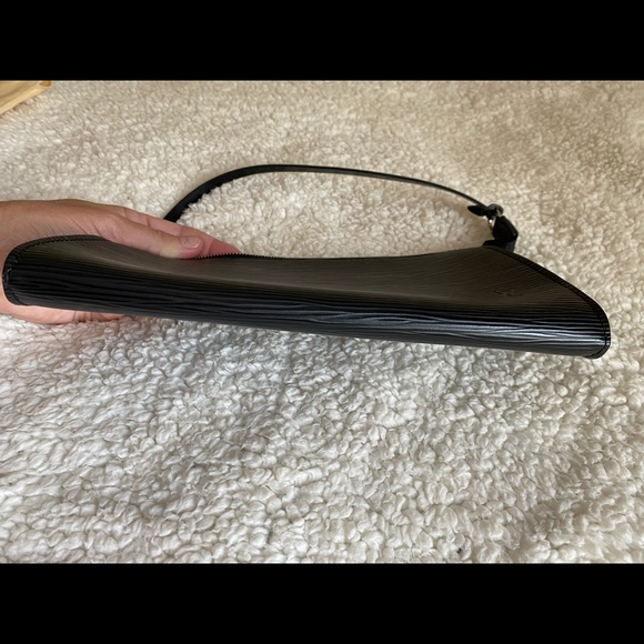 Louis Vuitton small pouch grained Epi leather - Picture 5 of 9